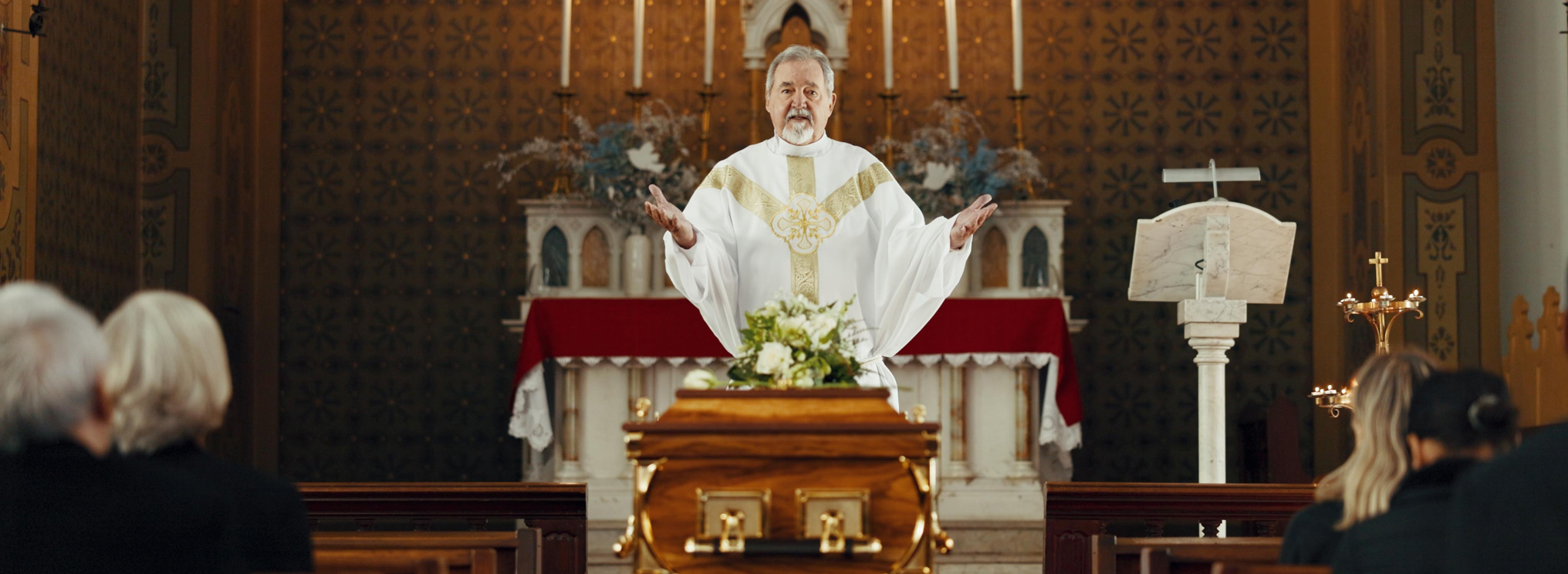 Christliche Trauerfeier mit Sarg und Trauergästen in einer Kirche – Ausdruck von Abschied, Trost und Hoffnung im christlichen Glauben.